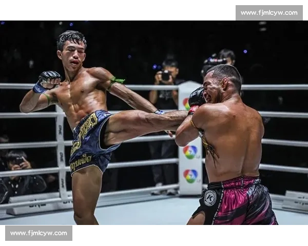 舍身踢两度读秒！苏阿布莱克踢拳首秀震撼 KO 桑阿希提