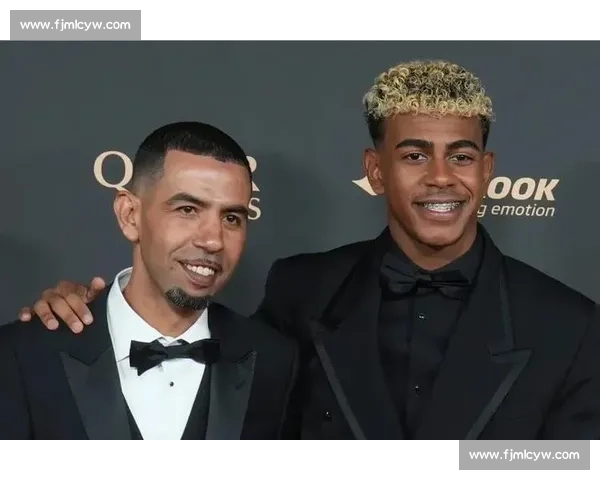 父爱如山！亚马尔父亲 39 岁生日晒合影：10 号传承，儿子未来可期